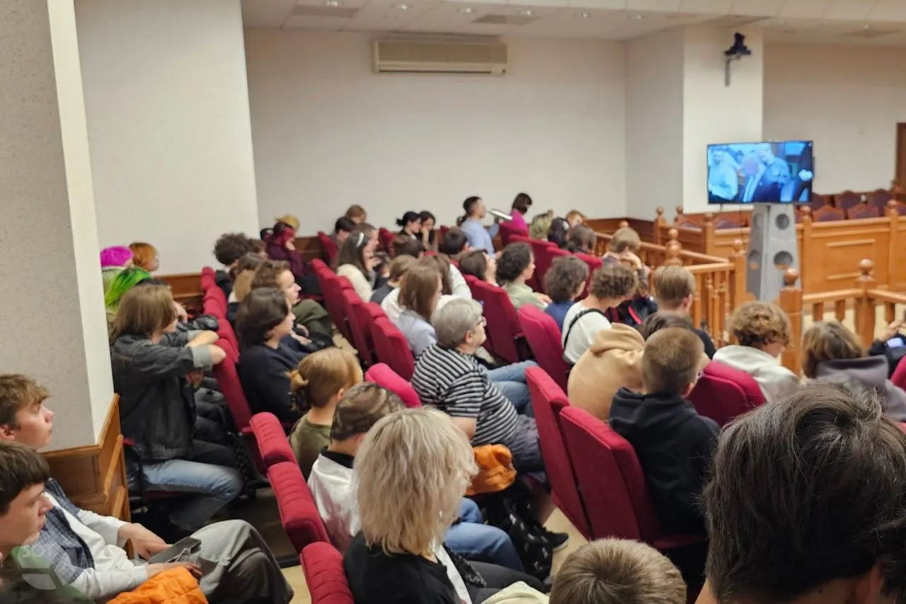 Основные события дня: атака дронов в Ярославской области, снятие местных кандидатов в Калининградской и Свердловской областях, перебои с Википедией, продажи товаров двойного назначения, обновления в реестре иностранной агентуры и арест в Разяни.
