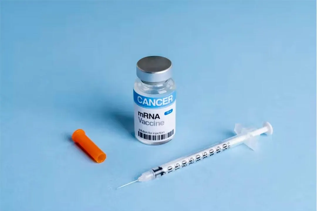 Moderna и Merck объявили об успешных испытаниях персонализированной мРНК-вакцины против меланомы; на фоне этого акции биотехнологических компаний выросли, а в России расширяют программу высокотехнологичной онкологии.