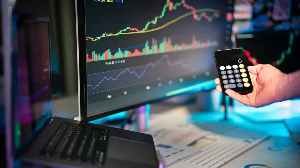 Эксперты обсуждают риск блокировок USDT, влияние стейблкоинов и развитие российских цифровых инструментов на фоне санкций и киберрисков.