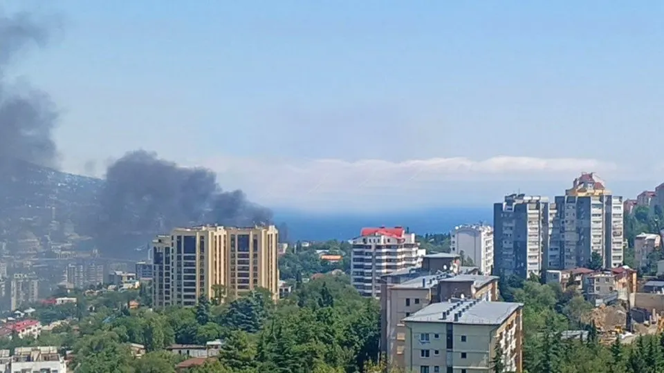 Украинская атака дронами по побережью Ялты привела к крупному возгоранию в заведении у набережной; власти объявили эвакуацию людей из района.