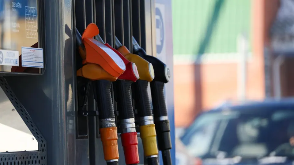 Дефицит топлива на заправках распространился по регионам на фоне атак по нефтепереработке, ограничения затронули десятки станций и несколько регионов.