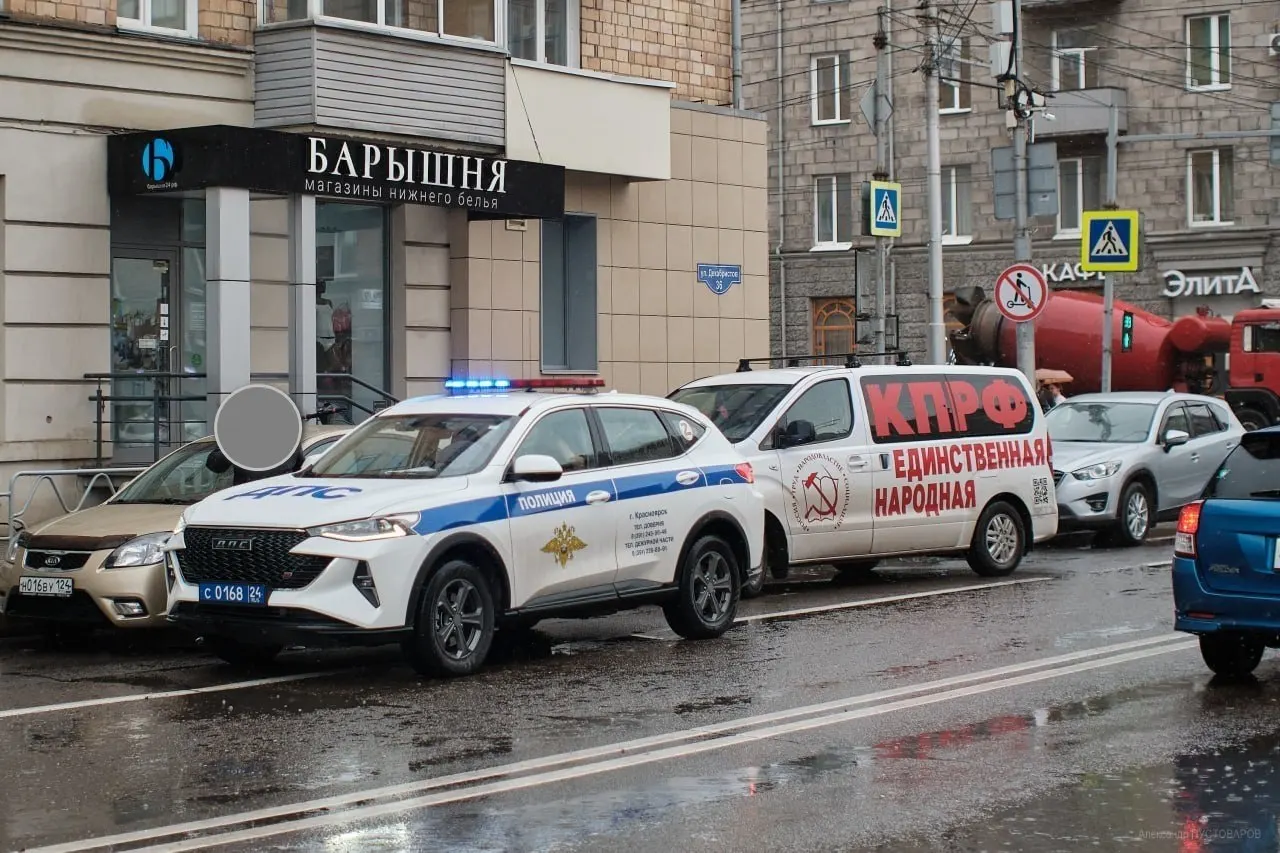 Во время акции у здания краевого управления был задержан водитель, связанный с региональным отделением одной политической силы. Полиция выясняла обстоятельства несогласованного пикета; участники мероприятия заявляли о проблемах жителей региона.