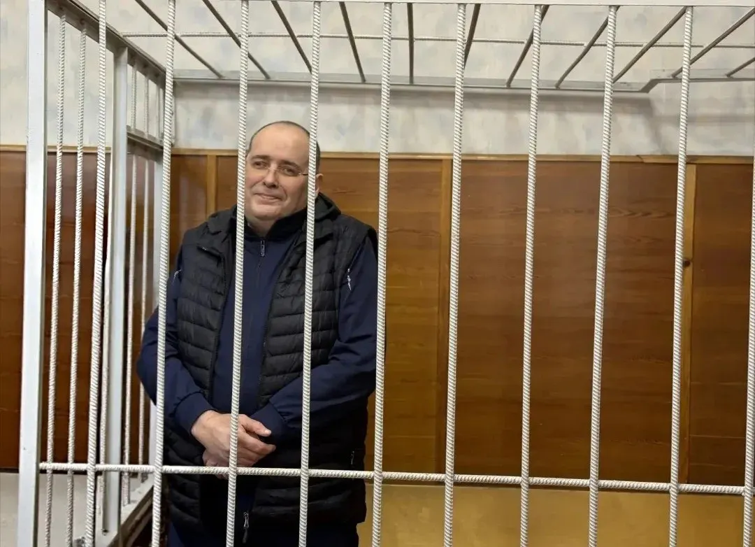 Экс-чиновника ЖКХ признали виновным во взятках; суд вынес общий срок 14 лет колонии и крупный штраф.