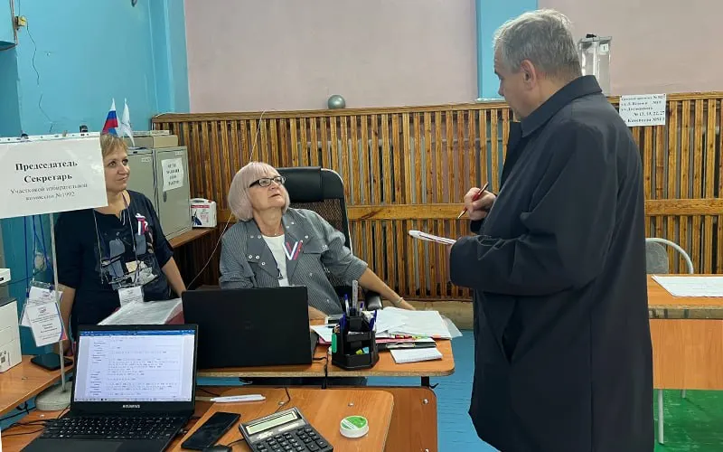 Чиновники контролируют голосование на участках Красноярского края и Новосибирской области, фиксируются попытки давления и подкупа, организовано наблюдение за ходом голосования.