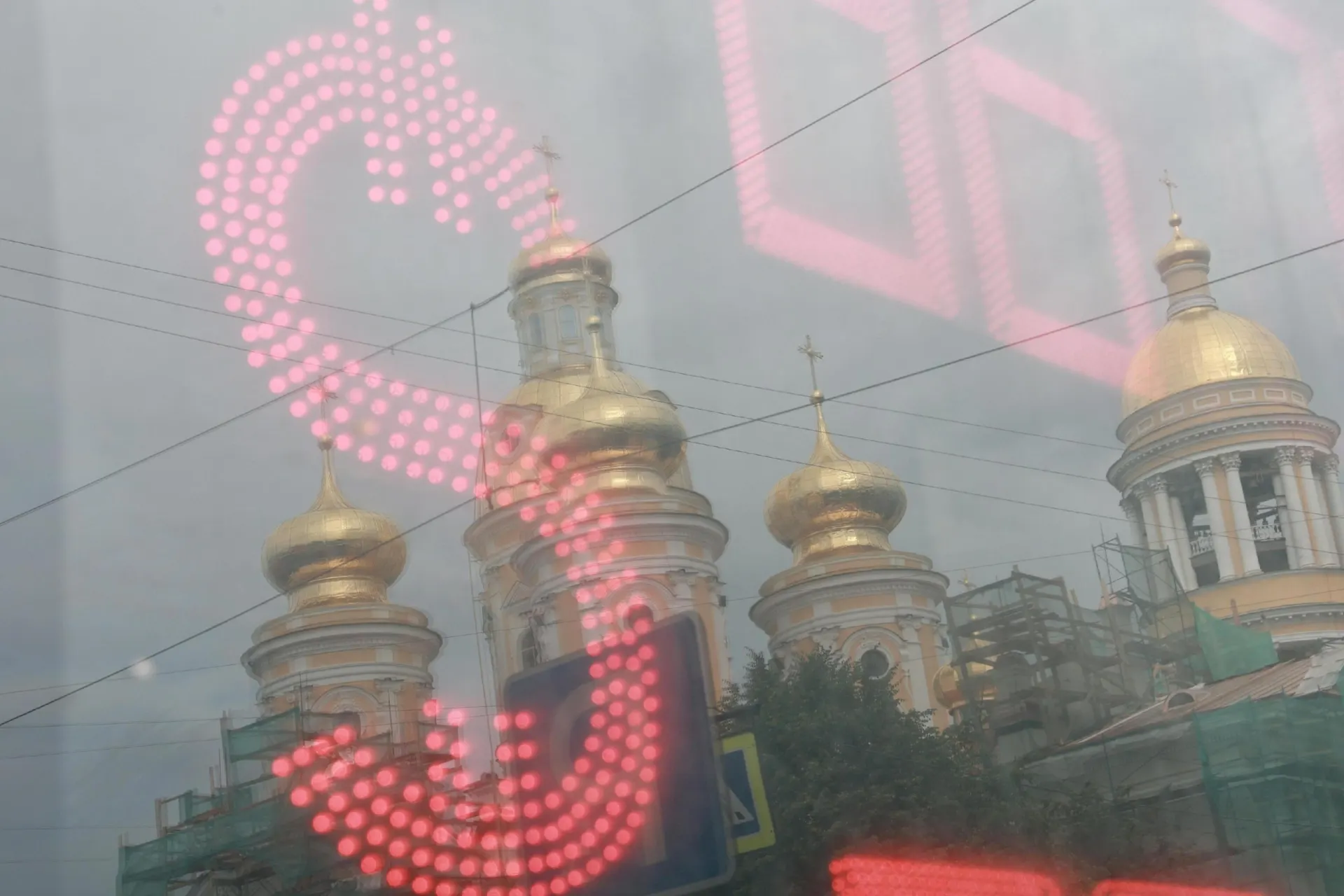 За лето рубль существенно обесценился по отношению к доллару; эксперты оценивают дальнейшую динамику курса и валютного рынка.