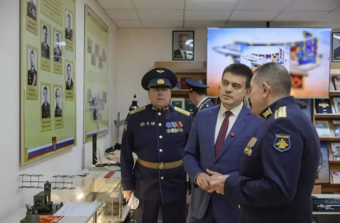 Губернатор региона поздравил военнослужащих-курсантов и подчеркнул важность технологических достижений, заявив, что Россия укрепляет свой суверенный потенциал.