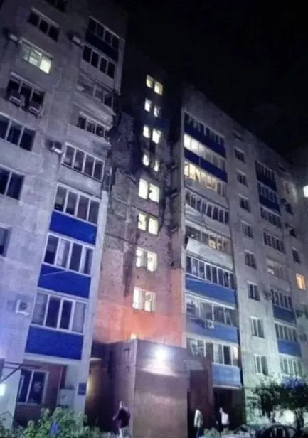 Минобороны сообщает о крупной атаке беспилотниками: уничтожено 516 дронов; повреждены порт Усть-Луга и жилой дом в Новокуйбышевске; есть разрушения по регионам и пострадавшие.