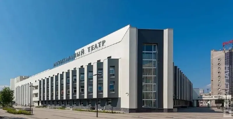 Расследование прокуратуры Красноярского края показывает, что часть средств, выделенных на проект, ушла на постановку «Монумент», за что виновные понесли штрафы и продолжается проверка.