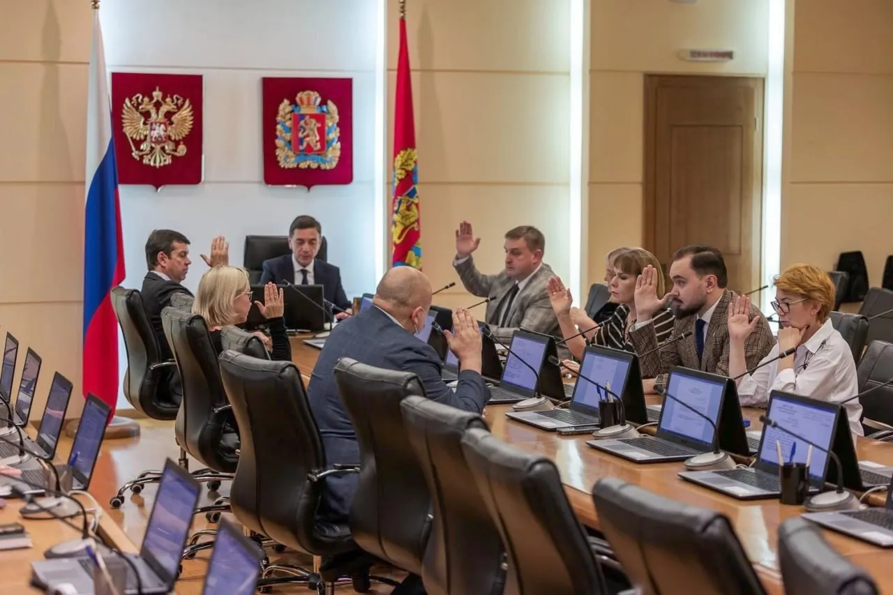 В региональном парламенте Красноярского края сформирован новый созыв: 52 депутата зарегистрированы, фракции распределены по силам, а первая сессия запланирована на 1 октября. Спикер норильского городского совета передал должность новому руководителю.