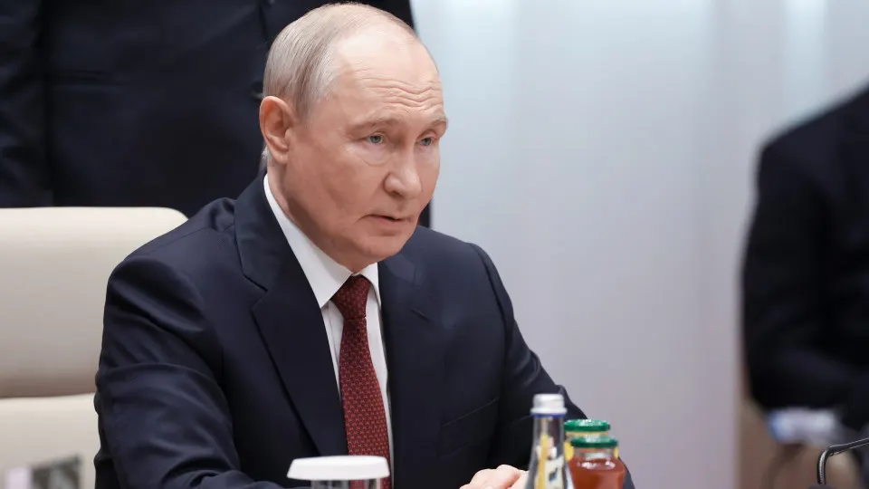 Президент опроверг слухи о мобилизации и отметил, что нефтеперерабатывающая отрасль почти полностью восстановлена; позже прозвучали предупреждения об угрозах инфраструктуре.