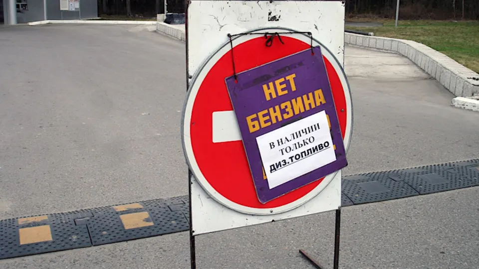 Правительство поручило ведомствам и нефтегазовым компаниям разработать сценарии дальнейшего ухудшения рынка топлива и меры по стабилизации поставок в регионы.