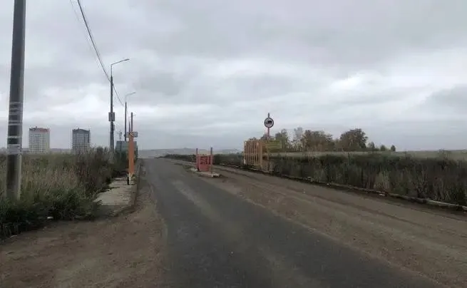 Красноярская прокуратура требует вернуть городу 50 гектаров земли, оказавшихся в частной собственности без торгов; город выкупил участки за сотни миллионов рублей после передачи кооперативу ещё в 1990‑е годы.