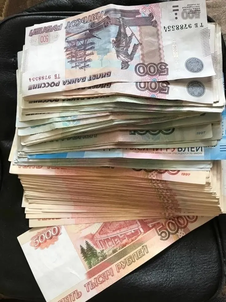 Депутат Госдумы предложил обязать выплату годовой премии, часто называемой 13-й зарплатой, для всех работников с приоритетом для бюджетной сферы.