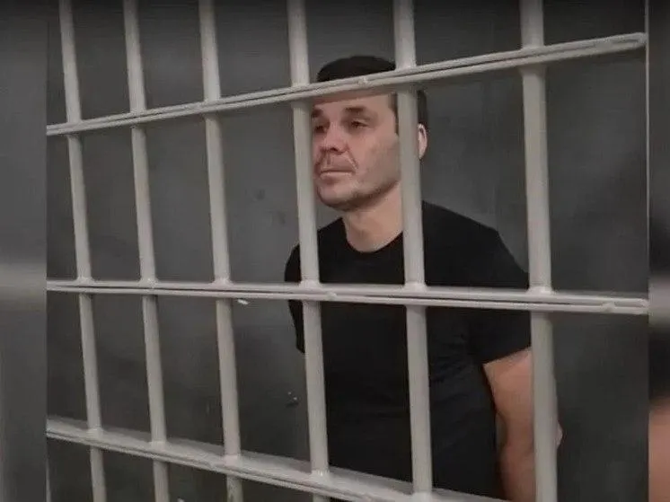 48-летний Максим Артемов получил 14 лет колонии строгого режима по делу о госизмене, два года ограничения свободы и штраф.