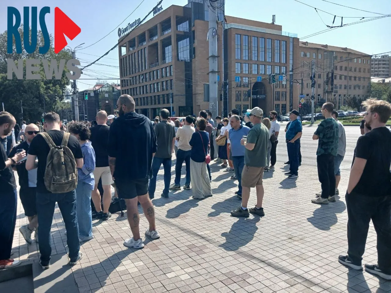 У посольства России в Ереване сформировалась длинная очередь из избирателей; рядом проходит митинг.