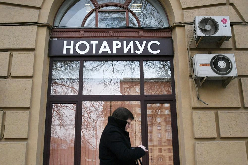 Правозащитники сообщают о волне устных и письменных отказов нотариусов Красноярского края удостоверять доверенности для призывников, что может повлиять на участие в призывной кампании.