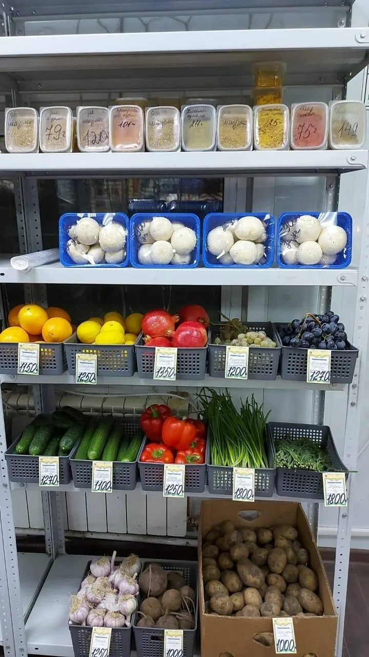 Доставка продукцией самолётом в Эвенкию привела к резкому росту цен: лук, морковь и картофель около 1000 рублей, бананы и яблоки — от 1100.