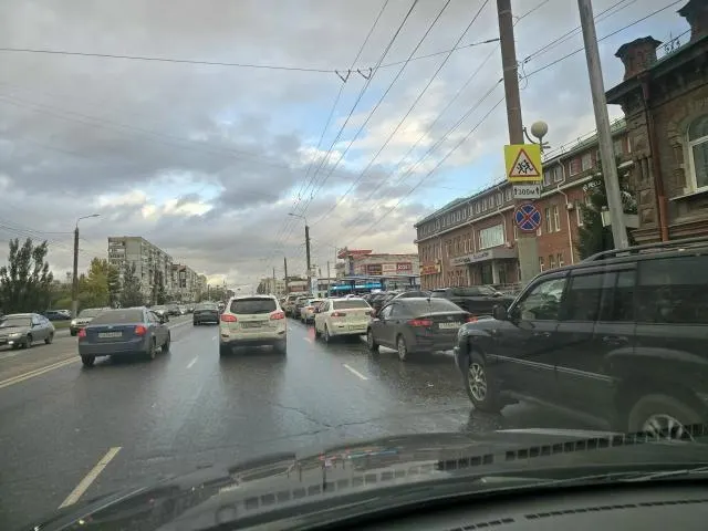 Очереди на АЗС Омской области и поручения властей сохраняют спокойствие населения. В регионе произошла атака беспилотников; данные по месту удара уточняются.
