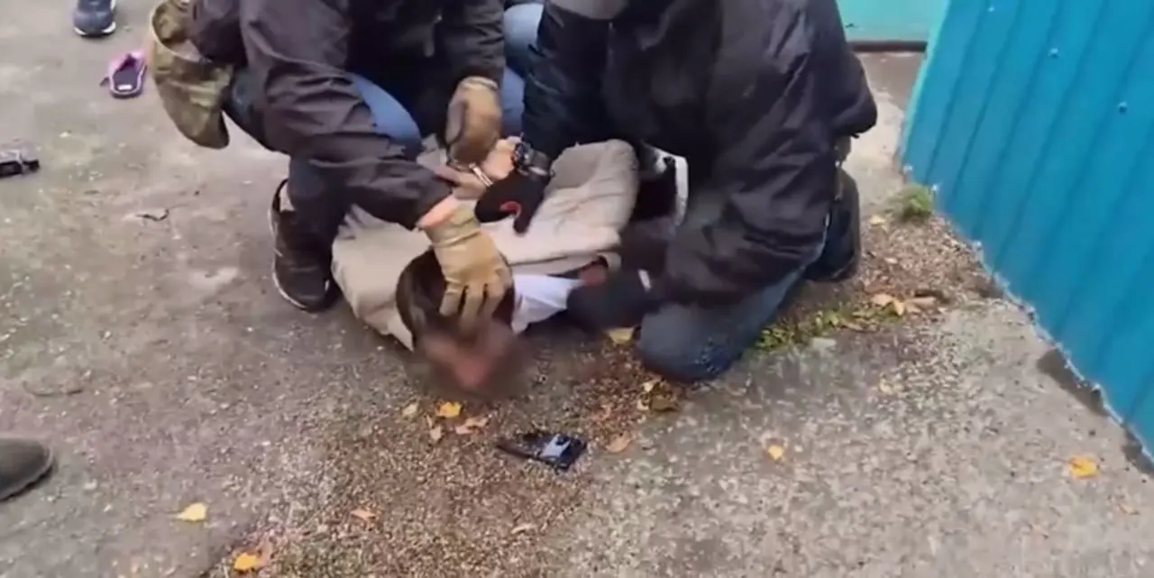Правозащитники заявляют о массовой постановке роликов задержаний по политическим делам и давлении на родственников задержанных.
