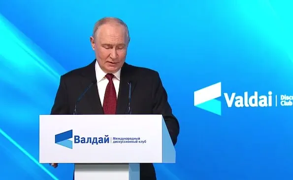 Лидер России обозначил причины проведения СВО, рассмотрел роль НАТО и призвал к совместным шагам по поиску мира и взаимному уважению.