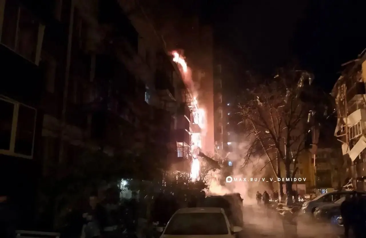 Ночью свыше 500 дронов нанесли удары по Белгородской области и далее вглубь страны; пострадали мирные жители, один человек погиб.