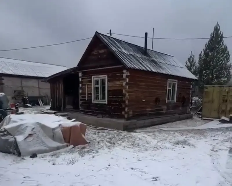 63-летний сотрудник предприятия погиб после нападения бурого медведя возле Богучан. Инцидент расследуют как уголовное дело о халатности; хищник был уничтожен охотниками; численность бурых медведей в регионе стабильна, но активность зверей растёт на фоне пожаров и неурожая дикоросов.