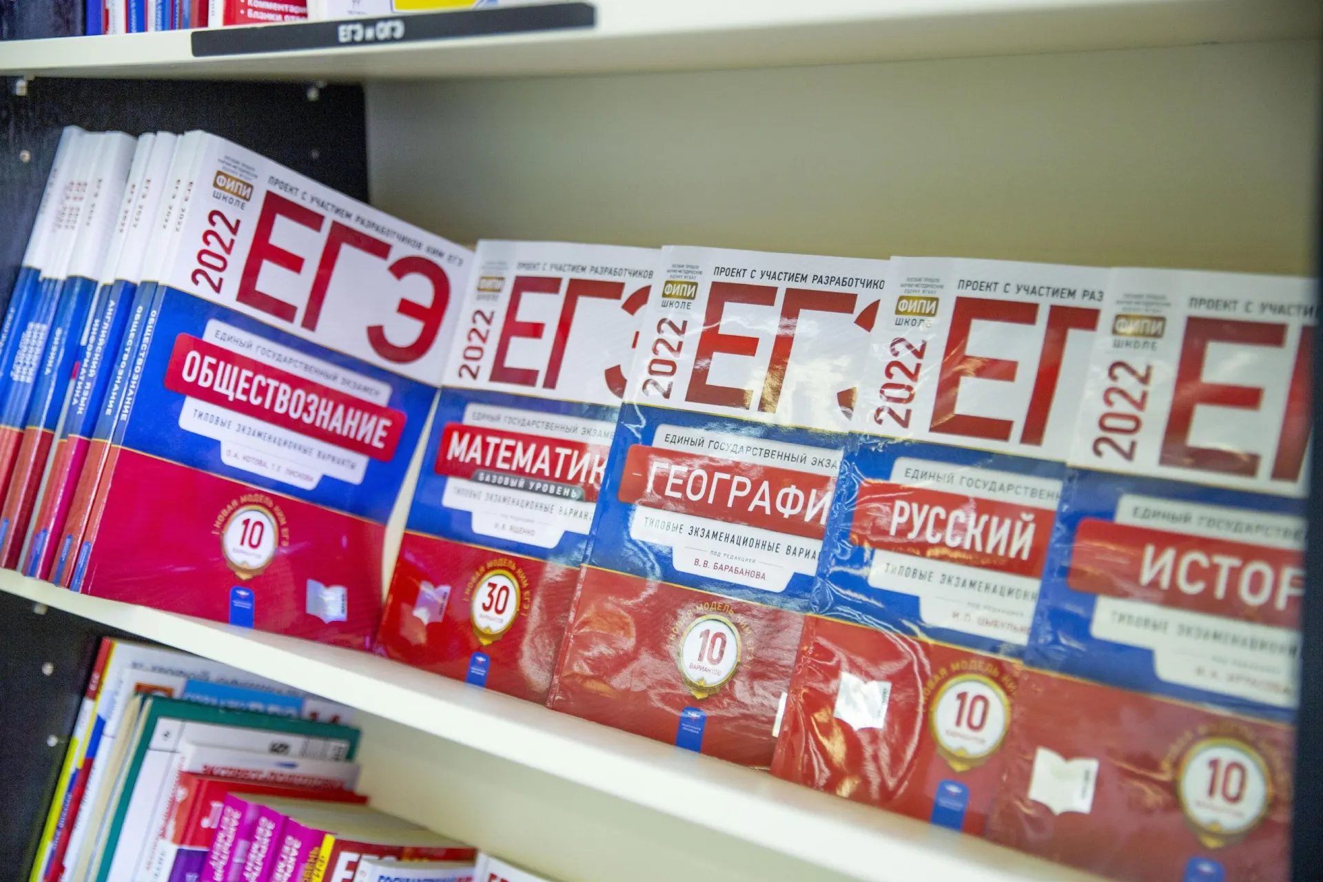 Инициатива затрагивает государственные и частные вузы, цель — поднять порог минимальных баллов ЕГЭ.