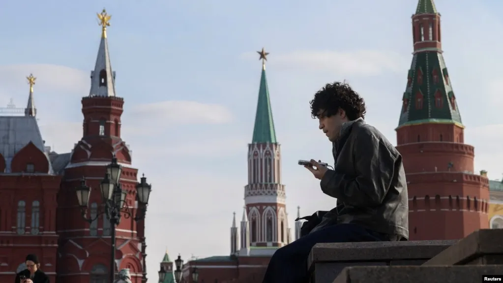 Госрегулятор предлагает идентификацию несовершеннолетних в соцсетях и сокращение их онлайн-времени до 14 лет.