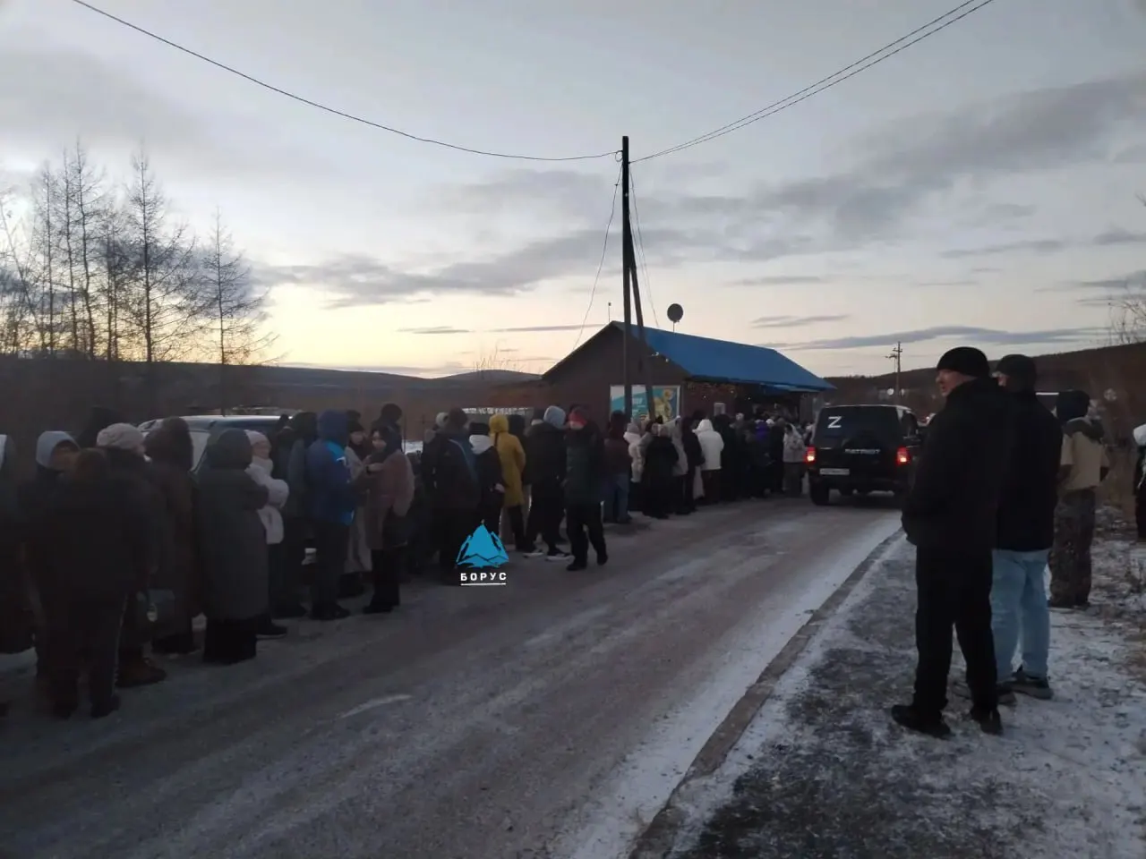 В городе Тур на севере Красноярского края люди выстроились в очередь за субсидированными товарами. Ситуация сопровождается обсуждением доставки, ограничениями на выдачу и расследованием по халатности.