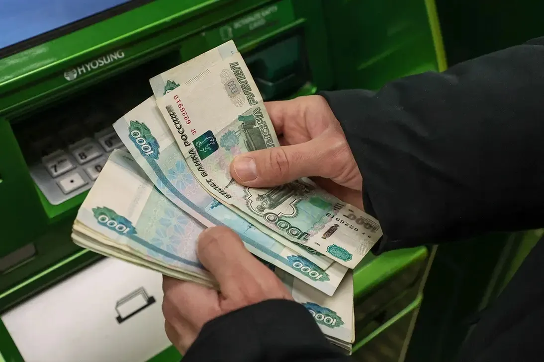 Правительство региона перераспределило средства, ранее предусмотренные на повышение зарплат бюджетников, на выплаты сотрудникам ликвидируемых местных администраций, с распределением по округам и сроками подачи заявок.